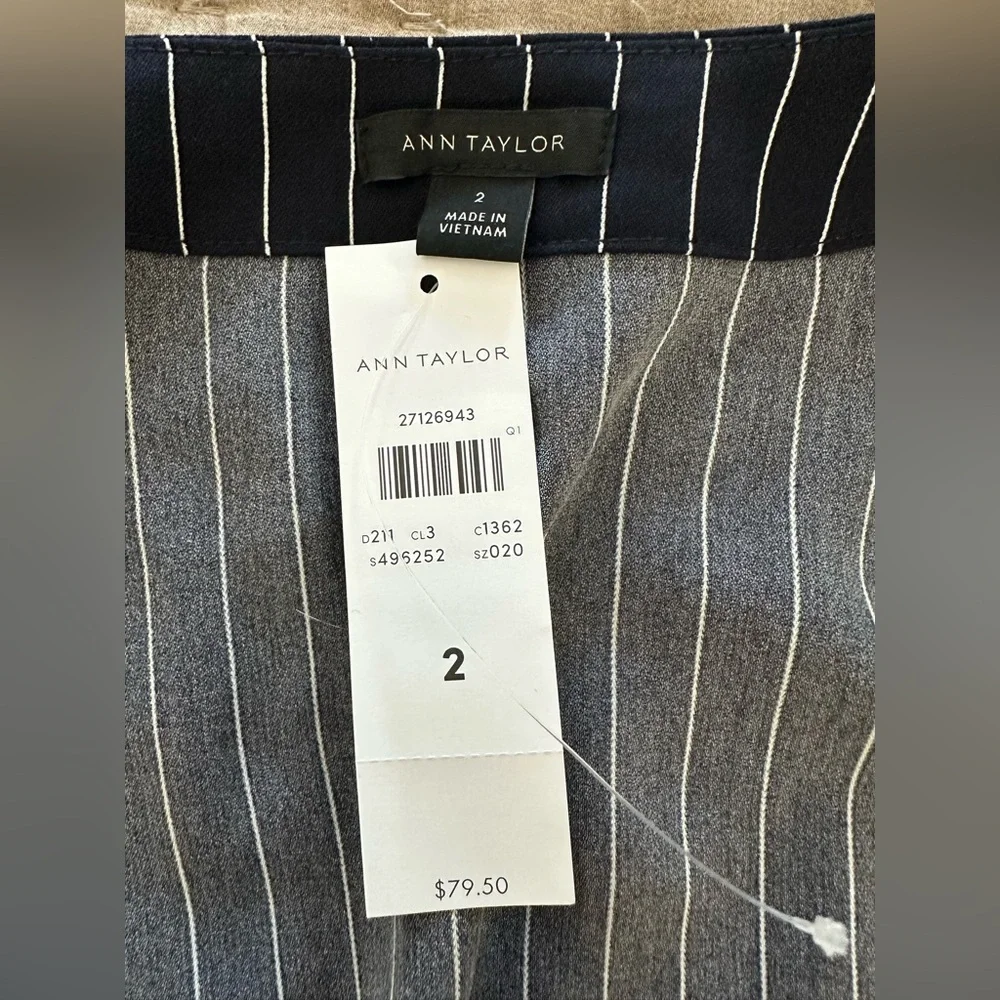 NWT Ann Taylor Striped V-Neck Peplum Blouse - Size 2 - Picture 3 of 4